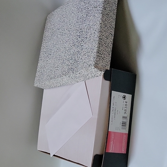 Cranberry Writing Envelopes 500 Count Box - Picture 5 of 12